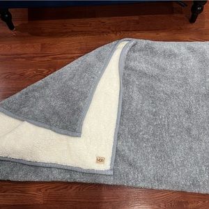 *New* UGG Classic Sherpa Reversible Throw 50” x 70”